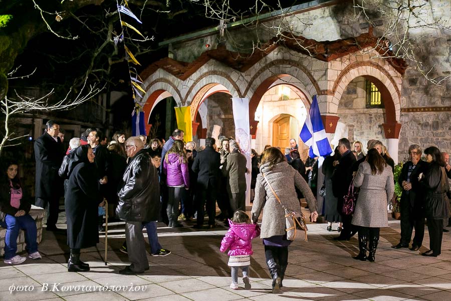 &Tau;&omicron; &mu;&iota;&kappa;&rho;ό &chi;&omega;&rho;&iota;ό &Pi;ά&pi;&alpha;&rho;&iota; &gamma;&iota;ό&rho;&tau;&alpha;&sigma;&epsilon; &tau;&eta; &mu;&nu;ή&mu;&eta; &tau;&omicron;&upsilon; &Alpha;&gamma;ί&omicron;&upsilon; &Chi;&alpha;&rho;&alpha;&lambda;ά&mu;&pi;&omicron;&upsilon;&sigmaf; (&epsilon;&iota;&kappa;ό&nu;&epsilon;&sigmaf;)