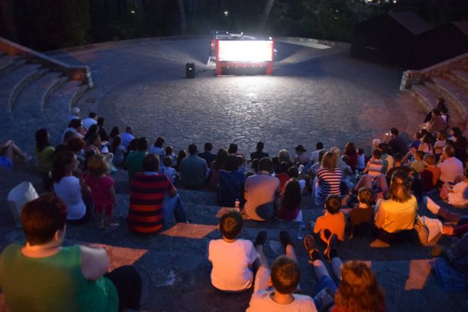 Φεστιβάλ Τρίπολης | Ο Καραγκιόζης μάγος σκόρπισε απλόχερα το γέλιο σε μικρούς και μεγάλους (vd)