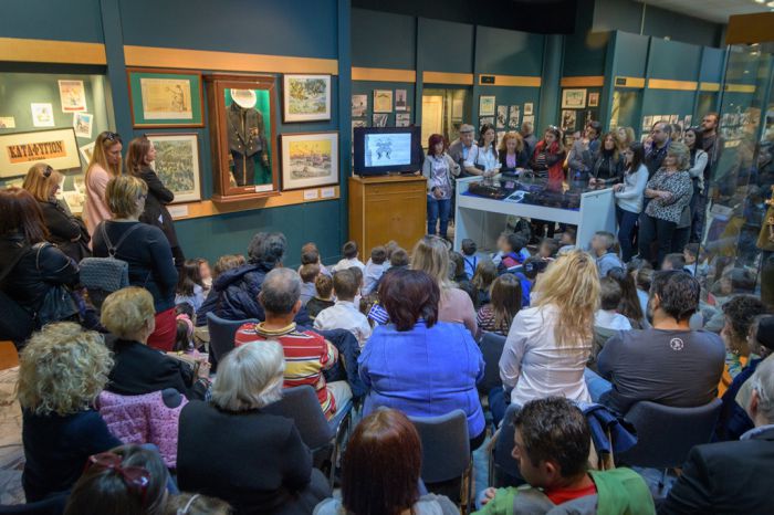 &Eta; &gamma;&iota;&omicron;&rho;&tau;ή &tau;&omicron;&upsilon; 10&omicron;&upsilon; &Nu;&eta;&pi;&iota;&alpha;&gamma;&omega;&gamma;&epsilon;ί&omicron;&upsilon; &Tau;&rho;ί&pi;&omicron;&lambda;&eta;&sigmaf; &sigma;&tau;&omicron; &Pi;&omicron;&lambda;&epsilon;&mu;&iota;&kappa;ό &Mu;&omicron;&upsilon;&sigma;&epsilon;ί&omicron; (&epsilon;&iota;&kappa;ό&nu;&epsilon;&sigmaf;)