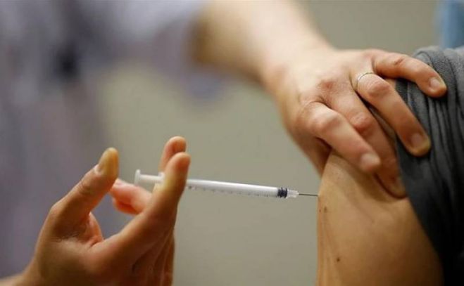 Κορωνοϊός | Η τρίτη δόση του εμβολίου της Pfizer μειώνει σημαντικά τον κίνδυνο νοσηλείας