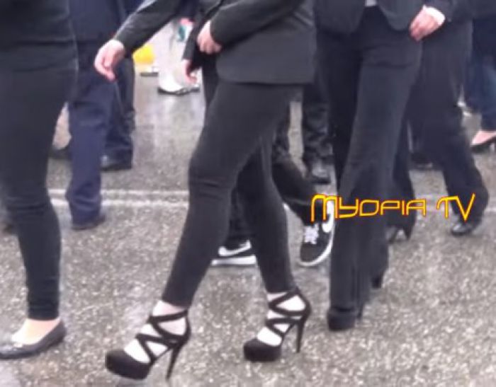 Παρέλαση, πασαρέλα ένα... δωδεκάποντο δρόμος για μαθήτρια γυμνασίου! (vd)