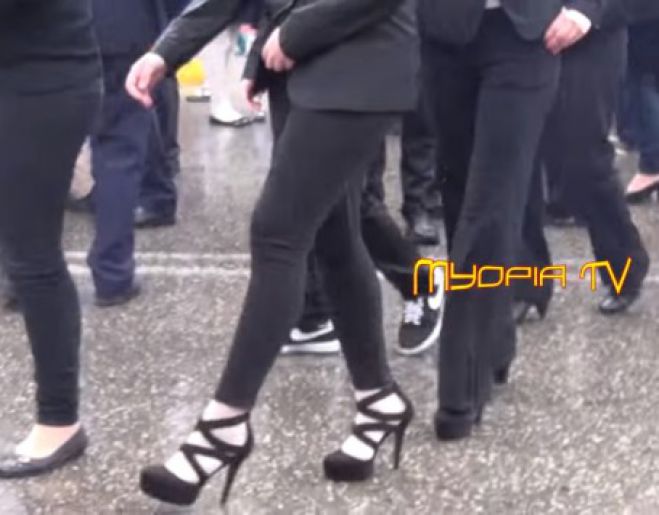 Παρέλαση, πασαρέλα ένα... δωδεκάποντο δρόμος για μαθήτρια γυμνασίου! (vd)