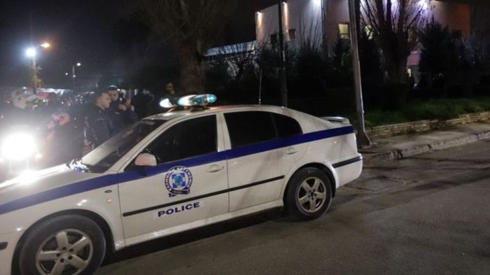 &Theta;&rho;ί&lambda;&epsilon;&rho; &sigma;&tau;&eta;&nu; &Pi;ά&tau;&rho;&alpha; | Ά&nu;&delta;&rho;&alpha;&sigmaf; &alpha;&pi;&epsilon;ί&lambda;&eta;&sigma;&epsilon; &nu;&alpha; &alpha;&upsilon;&tau;&omicron;&kappa;&tau;&omicron;&nu;ή&sigma;&epsilon;&iota; &mu;&alpha;&zeta;ί &mu;&epsilon; &tau;&omicron; &alpha;&nu;ή&lambda;&iota;&kappa;&omicron; &pi;&alpha;&iota;&delta;ί &tau;&omicron;&upsilon;