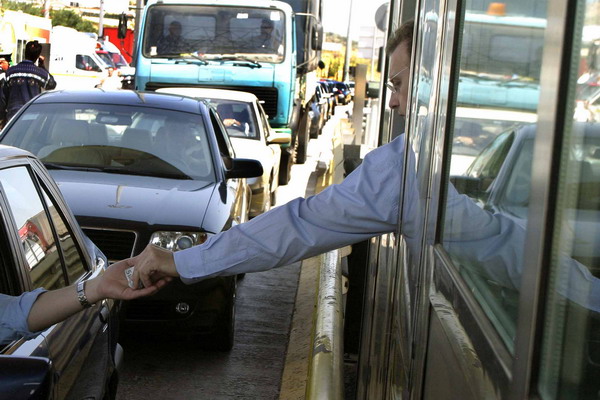 «Οι δρόμοι φτιάχτηκαν με χρήματα του Ελληνικού λαού και πρέπει να είναι ελεύθεροι»