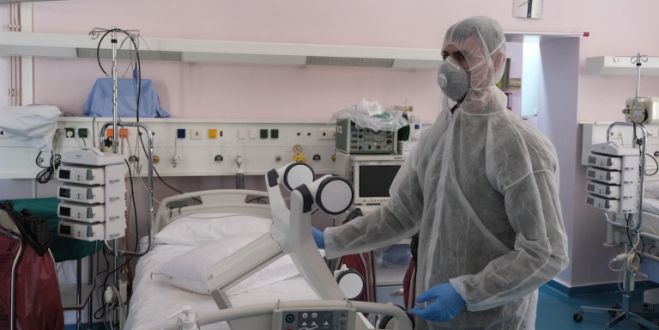 &Kappa;&omicron;&rho;&omega;&nu;&omicron;ϊό&sigmaf; | &Nu;&epsilon;&kappa;&rho;ό&sigmaf; ά&nu;&delta;&rho;&alpha;&sigmaf; 47 &epsilon;&tau;ώ&nu; &sigma;&tau;&eta;&nu; &Epsilon;&lambda;&lambda;ά&delta;&alpha; - 91 &tau;&alpha; &theta;ύ&mu;&alpha;&tau;&alpha;