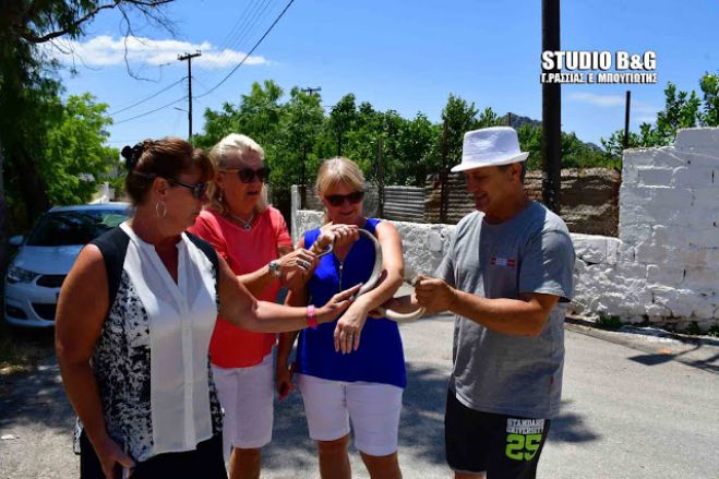 Τουρίστριες στο Ναύπλιο συνάντησαν ... μεγάλο φίδι! (vd)