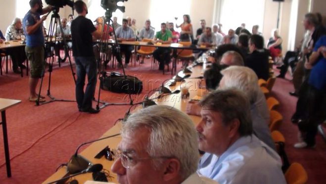 &Omicron;&iota; &tau;&rho;&epsilon;&iota;&sigmaf; &alpha;&nu;&tau;&iota;&pi;&rho;ό&sigma;&omega;&pi;&omicron;&iota; &tau;&omicron;&upsilon; &Delta;ή&mu;&omicron;&upsilon; &Tau;&rho;ί&pi;&omicron;&lambda;&eta;&sigmaf; &sigma;&tau;&omicron; &Sigma;ύ&nu;&delta;&epsilon;&sigma;&mu;&omicron; &Mu;&epsilon;&theta;&upsilon;&delta;&rho;ί&omicron;&upsilon;