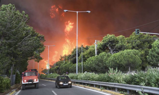 Σοκαριστικό-Κάτοικος καταγράφει τη φωτιά την ώρα που περνάει από πάνω του.