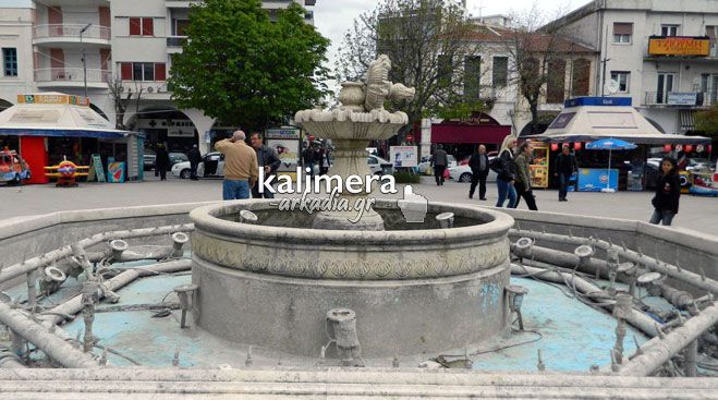 Βανδάλισαν το σιντριβάνι στην κεντρική πλατεία της Τρίπολης (εικόνες)