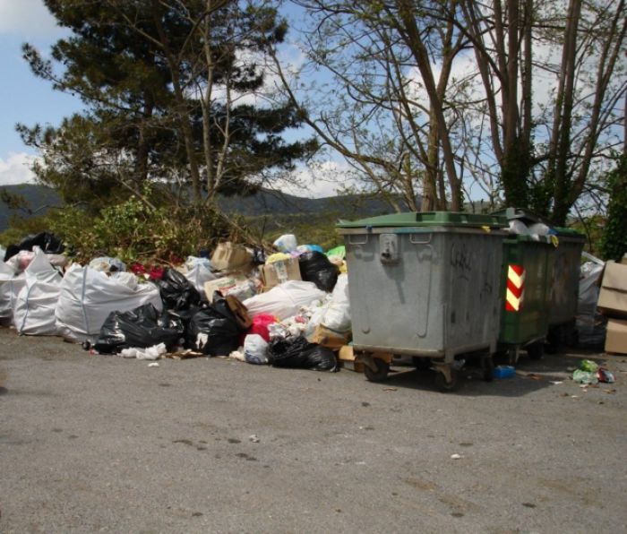 Γορτυνία: "Πνιγμένα" στα σκουπίδια και τα Τρόπαια (εικόνες)
