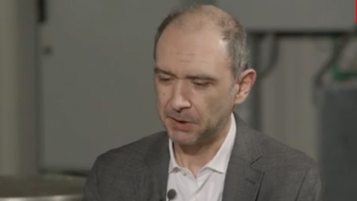 &Gamma;&iota;&alpha; &tau;&eta;&nu; &epsilon;&pi;έ&nu;&delta;&upsilon;&sigma;&eta; &sigma;&tau;&eta;&nu; &Tau;&rho;ί&pi;&omicron;&lambda;&eta; &mu;ί&lambda;&eta;&sigma;&epsilon; &omicron; &Kappa;&omega;&nu;&sigma;&tau;&alpha;&nu;&tau;ί&nu;&omicron;&sigmaf; &Sigma;&tau;&alpha;&mu;&omicron;ύ&lambda;&eta;&sigmaf;, operating director &tau;&eta;&sigmaf; &epsilon;&tau;&alpha;&iota;&rho;&epsilon;ί&alpha;&sigmaf; Win Medica (vd)