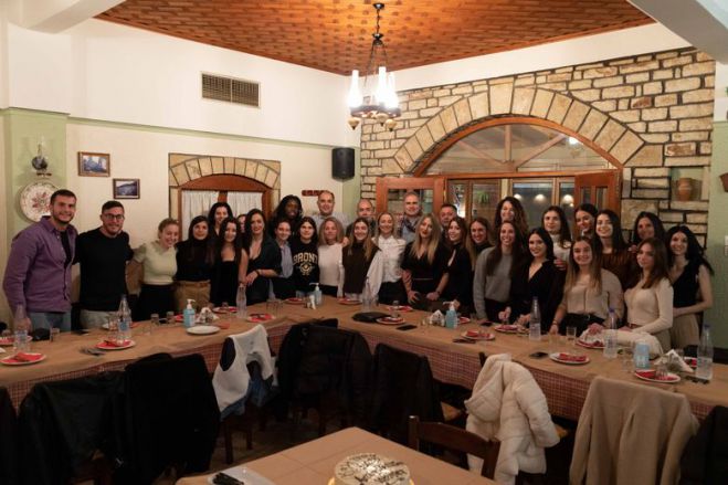 &Omicron; &gamma;&upsilon;&nu;&alpha;&iota;&kappa;&epsilon;ί&omicron;&sigmaf; &Alpha;&sigma;&tau;έ&rho;&alpha;&sigmaf; έ&kappa;&omicron;&psi;&epsilon; &tau;&eta;&nu; &pi;ί&tau;&alpha; &tau;&omicron;&upsilon;! (&epsilon;&iota;&kappa;ό&nu;&epsilon;&sigmaf;)