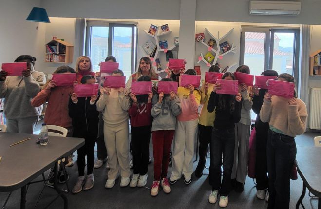 &Sigma;&tau;&alpha;&sigma;&iota;&nu;&omicron;&pi;&omicron;ύ&lambda;&epsilon;&iota;&omicron; &Pi;&omicron;&lambda;&iota;&tau;&iota;&sigma;&tau;&iota;&kappa;ό &Kappa;έ&nu;&tau;&rho;&omicron; | "&Pi;&rho;ώ&tau;&epsilon;&sigmaf; &Beta;&omicron;ή&theta;&epsilon;&iota;&epsilon;&sigmaf; &gamma;&iota;&alpha; ό&lambda;&omicron;&upsilon;&sigmaf;: &Mu;ά&theta;&epsilon; &nu;&alpha; &alpha;&nu;&tau;&iota;&delta;&rho;ά&sigmaf; &sigma;&omega;&sigma;&tau;ά" (&epsilon;&iota;&kappa;ό&nu;&epsilon;&sigmaf;)