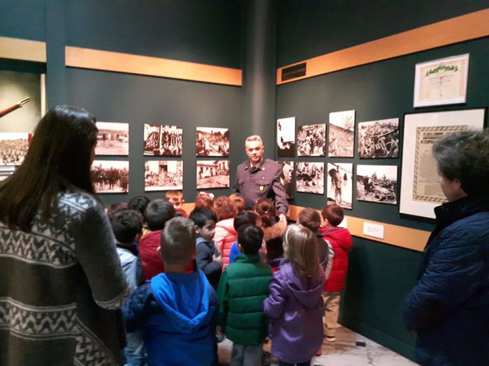 &Mu;&alpha;&theta;&eta;&tau;έ&sigmaf; &tau;&omicron;&upsilon; 5&omicron;&upsilon; &Nu;&eta;&pi;&iota;&alpha;&gamma;&omega;&gamma;&epsilon;ί&omicron;&upsilon; &sigma;&tau;&omicron; &Pi;&omicron;&lambda;&epsilon;&mu;&iota;&kappa;ό &Mu;&omicron;&upsilon;&sigma;&epsilon;ί&omicron; &Tau;&rho;ί&pi;&omicron;&lambda;&eta;&sigmaf; (&epsilon;&iota;&kappa;ό&nu;&epsilon;&sigmaf;)