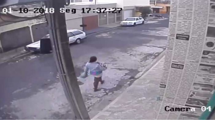 Βίντεο σοκ | Πετάει το νεογέννητο μωρό της σε σκουπιδοτενεκέ και μετά φεύγει «σαν κυρία» ... (vd)