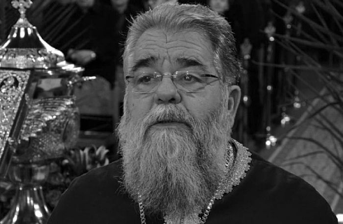 &Eta; &epsilon;&nu;&omicron;&rho;ί&alpha; &Pi;&rho;&omicron;&phi;ή&tau;&eta; &Eta;&lambda;ί&alpha; &Tau;&rho;ί&pi;&omicron;&lambda;&eta;&sigmaf; &theta;&rho;&eta;&nu;&epsilon;ί &gamma;&iota;&alpha; &tau;&omicron;&nu; &chi;&alpha;&mu;ό &tau;&omicron;&upsilon; &iota;&epsilon;&rho;έ&alpha;, &pi;. &Alpha;&lambda;&epsilon;&xi;ά&nu;&delta;&rho;&omicron;&upsilon; &Pi;&alpha;&pi;&alpha;&delta;ό&pi;&omicron;&upsilon;&lambda;&omicron;&upsilon;