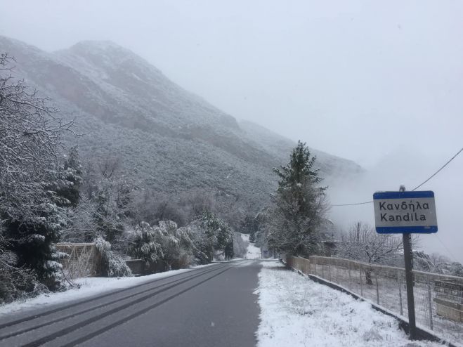 &Chi;&iota;&omicron;&nu;&iota;&sigma;&mu;έ&nu;&eta; &kappa;&alpha;&iota; &eta; &Kappa;&alpha;&nu;&delta;ή&lambda;&alpha;! (&epsilon;&iota;&kappa;ό&nu;&epsilon;&sigmaf;)
