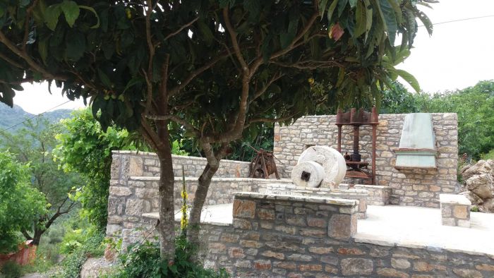 Βάχλια - Το παραδοσιακό ελαιοτριβείο που κοσμεί την είσοδο του χωριού!
