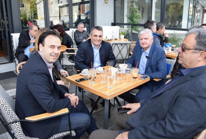 &Mu;&epsilon; &tau;&omicron;&nu; &Delta;ή&mu;&alpha;&rho;&chi;&omicron; &Tau;&rho;&iota;&kappa;ά&lambda;&omega;&nu; &sigma;&upsilon;&nu;&alpha;&nu;&tau;ή&theta;&eta;&kappa;&epsilon; &omicron; &Kappa;ώ&sigma;&tau;&alpha;&sigmaf; &Tau;&zeta;&iota;&omicron;ύ&mu;&eta;&sigmaf; (&epsilon;&iota;&kappa;ό&nu;&epsilon;&sigmaf;)