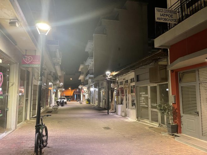 Φωτίστηκε η "Φιλελλήνων" | Τζιούμης: «Κάνουμε δουλειά παντού, αναβαθμίζουμε την ποιότητα ζωής στον δήμο μας»