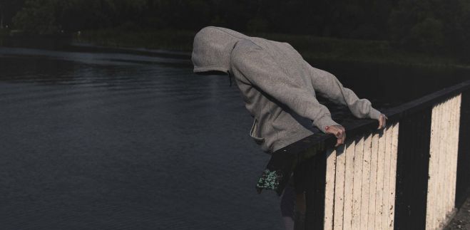 &Eta; &sigma;&tau;&iota;&gamma;&mu;ή &pi;&omicron;&upsilon; έ&nu;&alpha;&sigmaf; ά&nu;&tau;&rho;&alpha;&sigmaf; &sigma;ώ&zeta;&epsilon;&iota; &gamma;&upsilon;&nu;&alpha;ί&kappa;&alpha; &alpha;&pi;ό &beta;έ&beta;&alpha;&iota;&omicron; &theta;ά&nu;&alpha;&tau;&omicron; (vd)