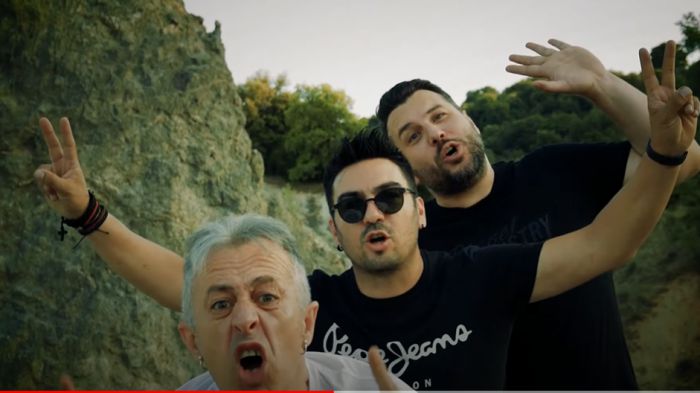 &Mu;&omicron;&upsilon;&sigma;&iota;&kappa;ό &sigma;&upsilon;&gamma;&kappa;&rho;ό&tau;&eta;&mu;&alpha; "Dip Ya Dip" | &Nu;έ&omicron; &tau;&rho;&alpha;&gamma;&omicron;ύ&delta;&iota; &mu;&epsilon; &tau;ί&tau;&lambda;&omicron; "&Omicron; &Gamma;&alpha;&lambda;&alpha;&zeta;&omicron;&alpha;ί&mu;&alpha;&tau;&omicron;&sigmaf;"! (vd)