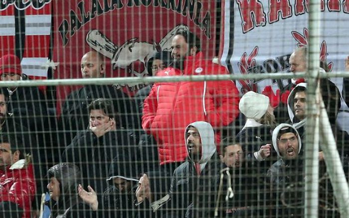 &Sigma;&tau;&eta;&nu; &kappa;&epsilon;&rho;&kappa;ί&delta;&alpha; &mu;&epsilon; &tau;&omicron;&upsilon;&sigmaf; &omicron;&pi;&alpha;&delta;&omicron;ύ&sigmaf; &tau;&omicron;&upsilon; &Omicron;&lambda;&upsilon;&mu;&pi;&iota;&alpha;&kappa;&omicron;ύ &omicron; &Mu;&alpha;&rho;&iota;&nu;ά&kappa;&eta;&sigmaf; (&epsilon;&iota;&kappa;ό&nu;&epsilon;&sigmaf;)