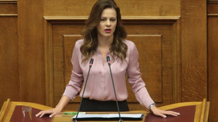 Έφη Αχτσιόγλου: "Αύξηση του κατώτατου μισθού από τον Ιανουάριο του 2019"