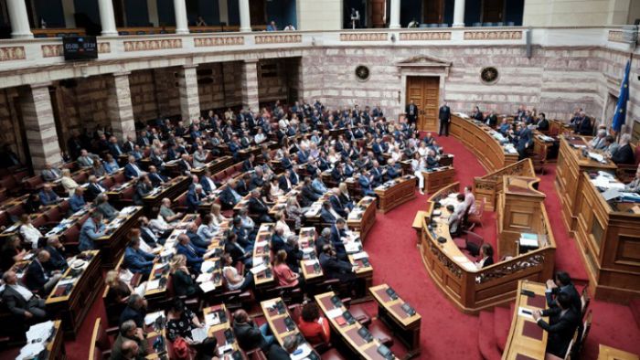 Βουλή | Ψηφίστηκε το νομοσχέδιο για την κυβερνησιμότητα σε δήμους και περιφέρειες