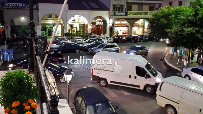 Κυκλοφοριακό χάος τη νύχτα στην Τρίπολη – Διπλοπαρκαρίσματα παντού και πάρκινγκ … ούτε για δείγμα!