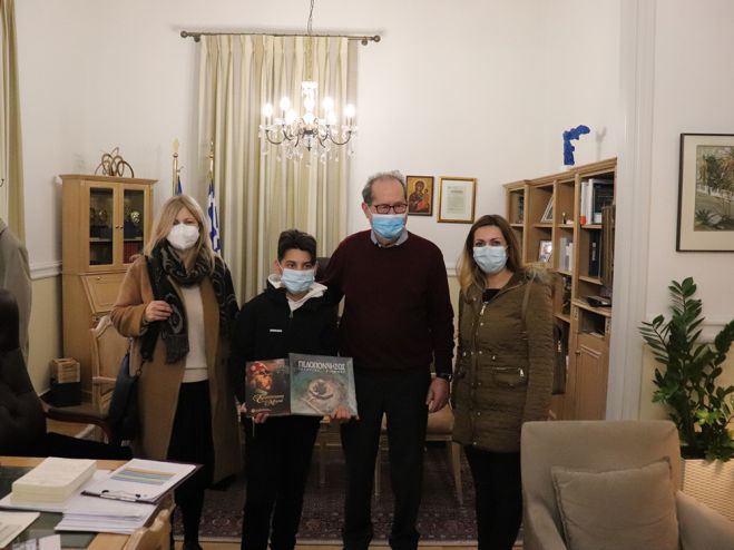 &Mu;&alpha;&theta;&eta;&tau;ή&sigmaf; &tau;&omicron;&upsilon; 4&omicron;&upsilon; &Gamma;&upsilon;&mu;&nu;&alpha;&sigma;ί&omicron;&upsilon; &Tau;&rho;ί&pi;&omicron;&lambda;&eta;&sigmaf; &xi;&alpha;&nu;&alpha;&sigma;&upsilon;&sigma;&tau;ή&nu;&epsilon;&iota; &tau;&omicron;&upsilon;&sigmaf; ή&rho;&omega;&epsilon;&sigmaf; &tau;&eta;&sigmaf; &Epsilon;&lambda;&lambda;&eta;&nu;&iota;&kappa;ή&sigmaf; &Epsilon;&pi;&alpha;&nu;ά&sigma;&tau;&alpha;&sigma;&eta;&sigmaf; &sigma;&tau;&omicron;&upsilon;&sigmaf; &sigma;&eta;&mu;&epsilon;&rho;&iota;&nu;&omicron;ύ&sigmaf; &epsilon;&phi;ή&beta;&omicron;&upsilon;&sigmaf;!