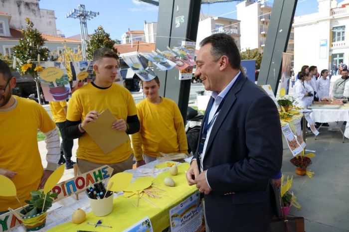 &Beta;&lambda;ά&sigma;&eta;&sigmaf;: "&Sigma;ή&mu;&epsilon;&rho;&alpha; &tau;&alpha; &pi;&alpha;&iota;&delta;&iota;ά &tau;&eta;&sigmaf; &Tau;&rho;ί&pi;&omicron;&lambda;&eta;&sigmaf; έ&sigma;&tau;&epsilon;&iota;&lambda;&alpha;&nu; έ&nu;&alpha; &iota;&sigma;&chi;&upsilon;&rho;ό &mu;ή&nu;&upsilon;&mu;&alpha; &gamma;&iota;&alpha; &tau;&eta;&nu; &psi;&upsilon;&chi;&iota;&kappa;ή &upsilon;&gamma;&epsilon;ί&alpha;" (&epsilon;&iota;&kappa;ό&nu;&epsilon;&sigmaf;)