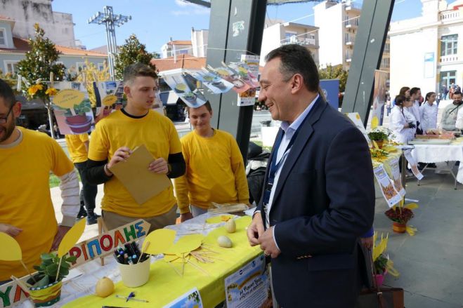 &Beta;&lambda;ά&sigma;&eta;&sigmaf;: "&Sigma;ή&mu;&epsilon;&rho;&alpha; &tau;&alpha; &pi;&alpha;&iota;&delta;&iota;ά &tau;&eta;&sigmaf; &Tau;&rho;ί&pi;&omicron;&lambda;&eta;&sigmaf; έ&sigma;&tau;&epsilon;&iota;&lambda;&alpha;&nu; έ&nu;&alpha; &iota;&sigma;&chi;&upsilon;&rho;ό &mu;ή&nu;&upsilon;&mu;&alpha; &gamma;&iota;&alpha; &tau;&eta;&nu; &psi;&upsilon;&chi;&iota;&kappa;ή &upsilon;&gamma;&epsilon;ί&alpha;" (&epsilon;&iota;&kappa;ό&nu;&epsilon;&sigmaf;)