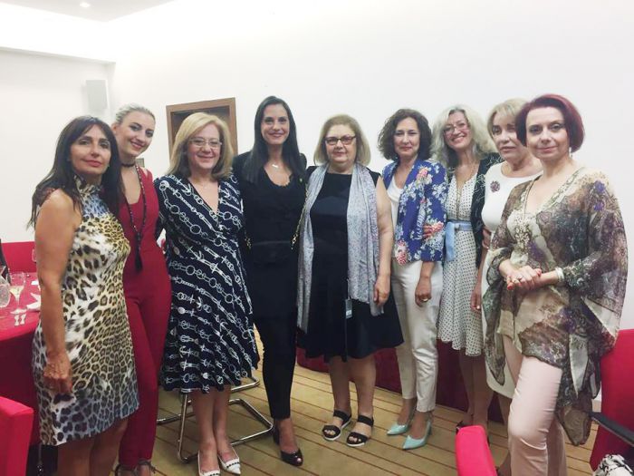 &Epsilon;ύ&eta; &Tau;&alpha;&tau;&omicron;ύ&lambda;&eta;: "&Delta;&iota;&kappa;&alpha;&iota;&omicron;&sigma;ύ&nu;&eta;, &iota;&sigma;ό&tau;&eta;&tau;&alpha; &kappa;&alpha;&iota; &alpha;&xi;&iota;&omicron;&pi;&rho;έ&pi;&epsilon;&iota;&alpha; &gamma;&iota;&alpha; &nu;&alpha; &alpha;&pi;&omicron;&phi;ύ&gamma;&omicron;&upsilon;&mu;&epsilon; &tau;&eta; &beta;ί&alpha; &kappa;&alpha;&iota; &tau;&omicron; &chi;ά&omicron;&sigmaf; &sigma;&epsilon; &Epsilon;&lambda;&lambda;ά&delta;&alpha; &kappa;&alpha;&iota; &Epsilon;&upsilon;&rho;ώ&pi;&eta;"