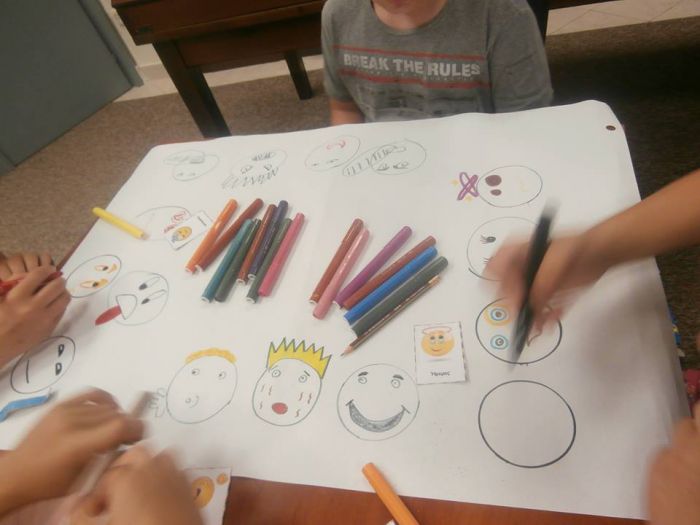 &laquo;&Mu;&iota;&lambda;ά&mu;&epsilon; &gamma;&iota;&alpha; &tau;&alpha; &sigma;&upsilon;&nu;&alpha;&iota;&sigma;&theta;ή&mu;&alpha;&tau;&alpha;&raquo; &mu;&epsilon; &pi;&alpha;&iota;&delta;&iota;ά &sigma;&tau;&eta;&nu; &Tau;&rho;ί&pi;&omicron;&lambda;&eta; (&epsilon;&iota;&kappa;ό&nu;&epsilon;&sigmaf;)