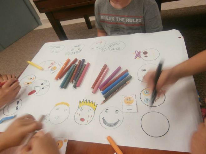 &laquo;&Mu;&iota;&lambda;ά&mu;&epsilon; &gamma;&iota;&alpha; &tau;&alpha; &sigma;&upsilon;&nu;&alpha;&iota;&sigma;&theta;ή&mu;&alpha;&tau;&alpha;&raquo; &mu;&epsilon; &pi;&alpha;&iota;&delta;&iota;ά &sigma;&tau;&eta;&nu; &Tau;&rho;ί&pi;&omicron;&lambda;&eta; (&epsilon;&iota;&kappa;ό&nu;&epsilon;&sigmaf;)