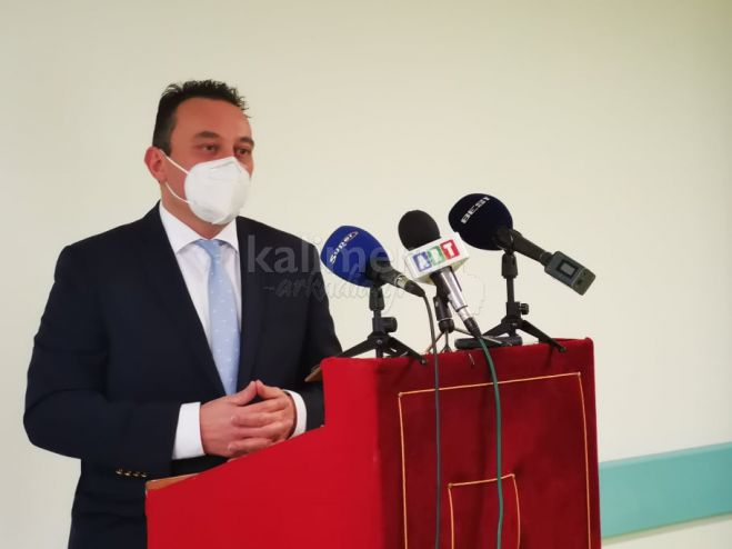 &Eta; &epsilon;&iota;&delta;&iota;&kappa;ή &alpha;&nu;&alpha;&phi;&omicron;&rho;ά &Beta;&lambda;ά&sigma;&eta; &sigma;&tau;&omicron;&nu; &Alpha;&nu;&delta;&rho;έ&alpha; &Lambda;&upsilon;&kappa;&omicron;&upsilon;&rho;έ&nu;&tau;&zeta;&omicron;: "&Omega;&sigmaf; &Upsilon;&pi;&omicron;&upsilon;&rho;&gamma;ό&sigmaf; &Upsilon;&gamma;&epsilon;ί&alpha;&sigmaf;, έ&beta;&alpha;&lambda;&epsilon; &tau;&omicron; &theta;&epsilon;&mu;έ&lambda;&iota;&omicron; &lambda;ί&theta;&omicron; &gamma;&iota;&alpha; &tau;&omicron; &kappa;ό&sigma;&mu;&eta;&mu;&alpha; &tau;&eta;&sigmaf; &Psi;&upsilon;&chi;&iota;&alpha;&tau;&rho;&iota;&kappa;ή&sigmaf; &Kappa;&lambda;&iota;&nu;&iota;&kappa;ή&sigmaf; &sigma;&tau;&eta;&nu; &Tau;&rho;ί&pi;&omicron;&lambda;&eta;" (vd)