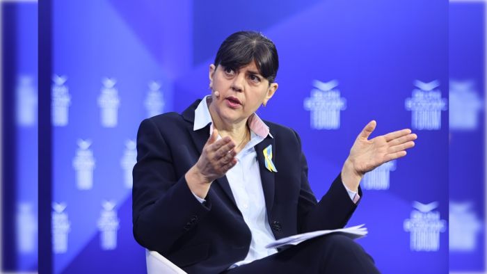 &Kappa;&omicron;&beta;έ&sigma;&iota;: ''&Delta;&epsilon;&nu; &theta;&alpha; &mu;&epsilon; &pi;&epsilon;ί&sigma;&epsilon;&iota; &kappa;&alpha;&nu;&epsilon;ί&sigmaf; ό&tau;&iota; &eta; &alpha;&pi;ά&tau;&eta; &alpha;&pi;&omicron;&tau;&epsilon;&lambda;&epsilon;ί &mu;έ&rho;&omicron;&sigmaf; &tau;&eta;&sigmaf; &delta;&omicron;&upsilon;&lambda;&epsilon;&iota;&alpha;&sigmaf; &epsilon;&nu;ό&sigmaf; &pi;&omicron;&lambda;&iota;&tau;&iota;&kappa;&omicron;ύ''