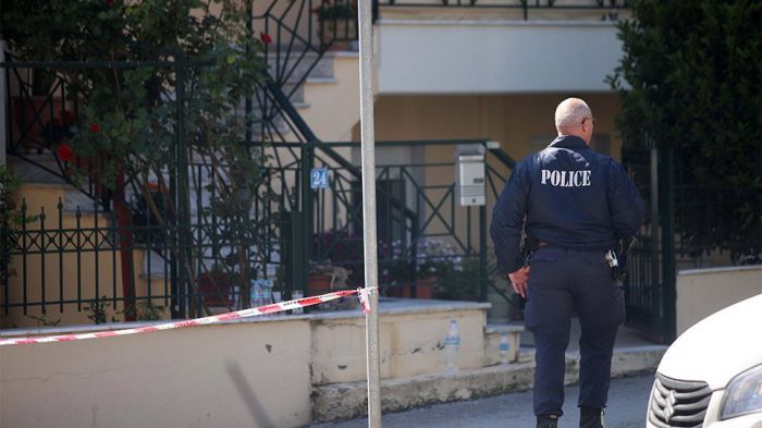 &Delta;&omicron;&lambda;&omicron;&phi;&omicron;&nu;ί&alpha; &sigma;&tau;&eta; &Theta;&epsilon;&sigma;&sigma;&alpha;&lambda;&omicron;&nu;ί&kappa;&eta;: &laquo;&Mu;&alpha;&sigmaf; &chi;&tau;&upsilon;&pi;&omicron;ύ&sigma;&epsilon;, &delta;&epsilon;&nu; &alpha;&nu;&tau;έ&chi;&alpha;&mu;&epsilon; ά&lambda;&lambda;&omicron;&raquo; &epsilon;ί&pi;&epsilon; &omicron; &pi;&alpha;&tau;έ&rho;&alpha;&sigmaf; &pi;&omicron;&upsilon; &pi;&upsilon;&rho;&omicron;&beta;ό&lambda;&eta;&sigma;&epsilon; &tau;&omicron;&nu; &gamma;&iota;&omicron; &tau;&omicron;&upsilon;