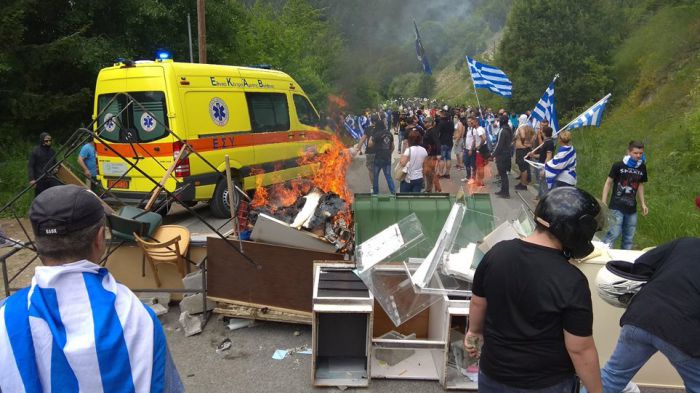 Εκτός ελέγχου τα επεισόδια στο Πισοδέρι Φλώρινας | Έπνιξαν το χωριό στα δακρυγόνα - Υπάρχουν τραυματίες (vd)