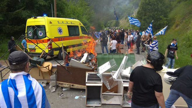 Εκτός ελέγχου τα επεισόδια στο Πισοδέρι Φλώρινας | Έπνιξαν το χωριό στα δακρυγόνα - Υπάρχουν τραυματίες (vd)