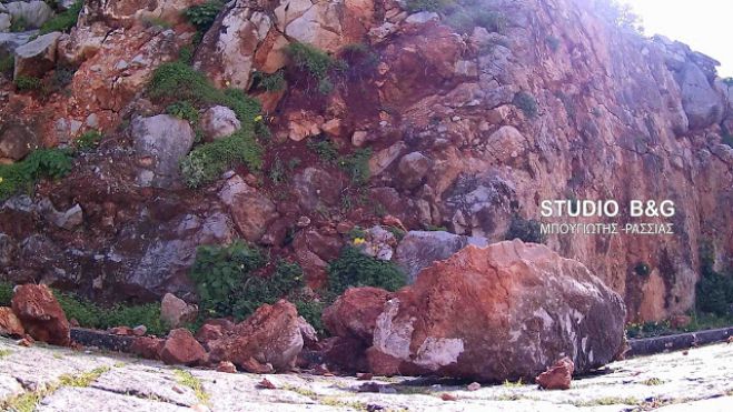 Βράχοι αποκολλήθηκαν στο Ναύπλιο (vd)