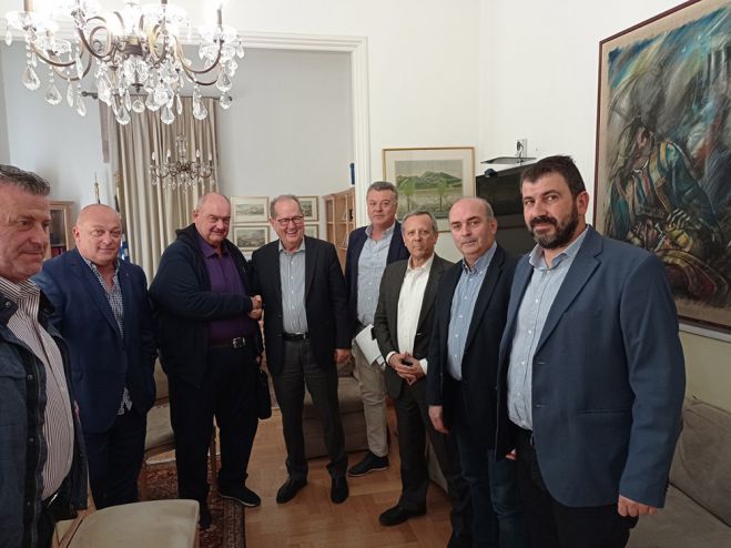 &Sigma;&upsilon;&nu;ά&nu;&tau;&eta;&sigma;&eta; &Nu;ί&kappa;&alpha; &sigma;&tau;&eta;&nu; &Tau;&rho;ί&pi;&omicron;&lambda;&eta; &mu;&epsilon; &tau;&omicron;&nu; &pi;&rho;ό&epsilon;&delta;&rho;&omicron; &tau;&eta;&sigmaf; &Epsilon;&Pi;&Omicron; &Tau;. &Mu;&pi;&alpha;&lambda;&tau;ά&kappa;&omicron;