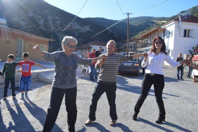 Γλέντι, χορός και μεζέδες στο έθιμο της «γουρουνοχαράς» στο Άγαλι (εικόνες)