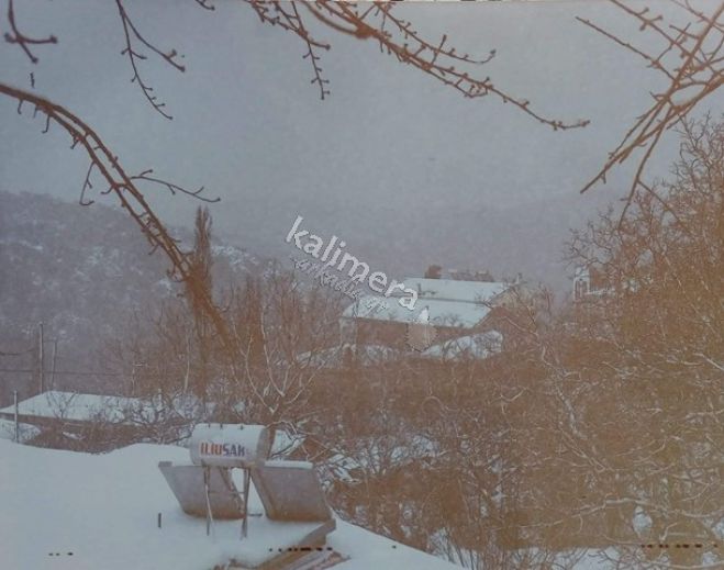 Ισχυρή χιονόπτωση στο χωριό Βάστα Μεγαλόπολης (εικόνες - βίντεο)