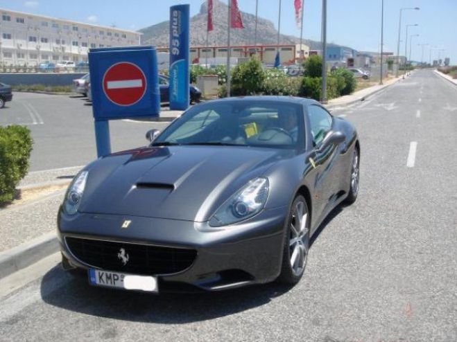 &Eta; &mu;&omicron;&nu;&alpha;&delta;&iota;&kappa;ή Ferrari California &epsilon;ί&nu;&alpha;&iota; &alpha;&pi;ό &tau;&eta;&nu; &Kappa;&alpha;&lambda;&alpha;&mu;ά&tau;&alpha; (&epsilon;&iota;&kappa;ό&nu;&epsilon;&sigmaf;)
