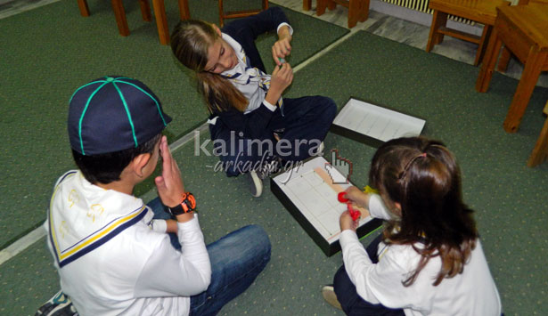 Με χειροποίητα παιχνίδια από ανακυκλώσιμα υλικά έπαιξαν παιδιά του «Οδηγισμού» στην Τρίπολη (vd)