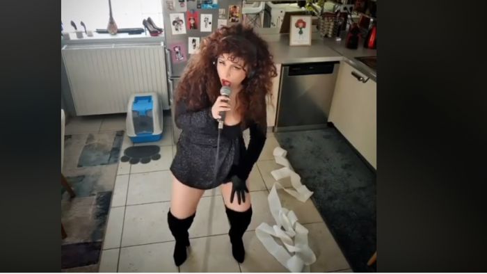 &Tau;&alpha; "&mu;&alpha;&gamma;&iota;&kappa;ά &chi;&alpha;&lambda;&iota;ά" έ&gamma;&iota;&nu;&alpha;&nu; &tau;&rho;&alpha;&gamma;&omicron;ύ&delta;&iota; &gamma;&iota;&alpha; &tau;&omicron;&nu; ... &Chi;&alpha;&rho;&delta;&alpha;&lambda;&iota;ά! (vd)