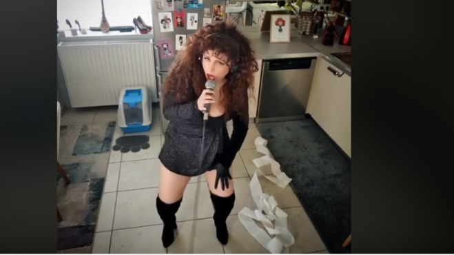 &Tau;&alpha; "&mu;&alpha;&gamma;&iota;&kappa;ά &chi;&alpha;&lambda;&iota;ά" έ&gamma;&iota;&nu;&alpha;&nu; &tau;&rho;&alpha;&gamma;&omicron;ύ&delta;&iota; &gamma;&iota;&alpha; &tau;&omicron;&nu; ... &Chi;&alpha;&rho;&delta;&alpha;&lambda;&iota;ά! (vd)