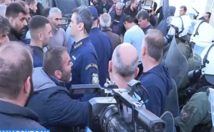 Αγρότες προσπάθησαν να «μπλοκάρουν» τον Μητσοτάκη στο αεροδρόμιο της Αλεξανδρούπολης - Ένταση με την Αστυνομία (vd)